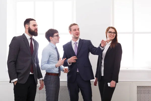 Reunión con gente de negocios, discusión. Corporativo. Éxito. Concepto de trabajo en equipo. Vida de oficina . — Foto de Stock