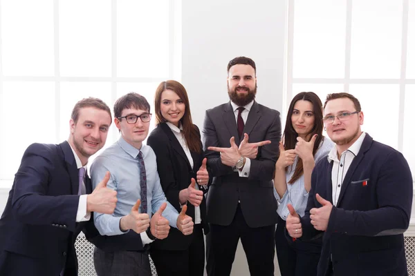 Equipo de negocios celebra acuerdo en oficina — Foto de Stock