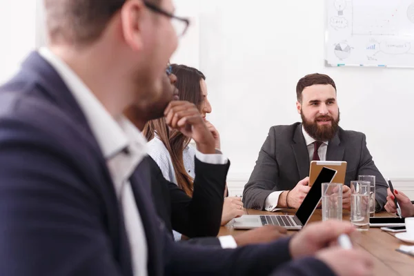 Exitosa reunión del equipo de negocios en el escritorio en el interior blanco. Vida de oficina . — Foto de Stock