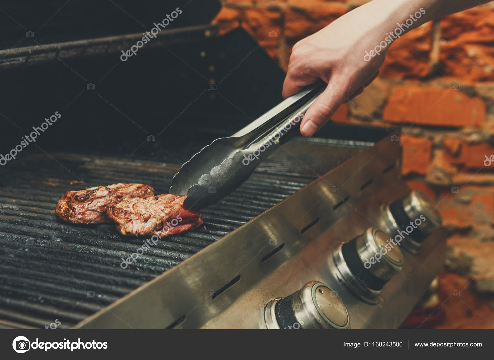 プロの男料理肉のステーキ グリル アウトドア ストック写真 C Milkos