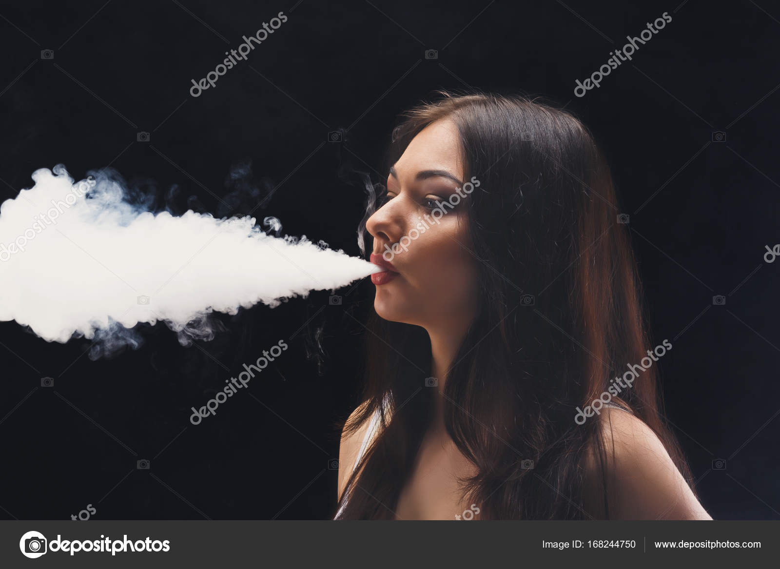 mladá brunetka kouření novomanželky