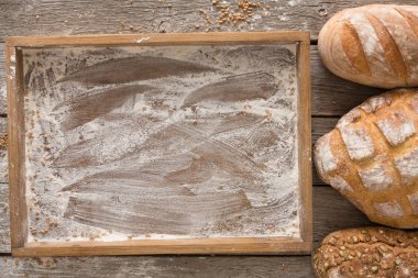 Ekmek fırın arka plan. Kahverengi ve beyaz buğday tahıl somun comp