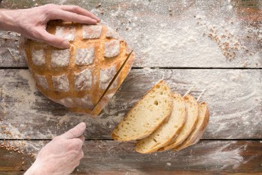 Fırın kavramı arka plan. Ekmek ekmek dilimleri kesme eller