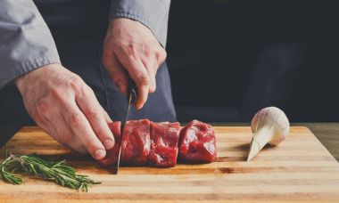 Şef kesme fileto mignon adlı restoran mutfak ahşap tahta üzerinde