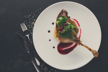 Restoran yemekleri. Ördek confit siyah adam sebze ile