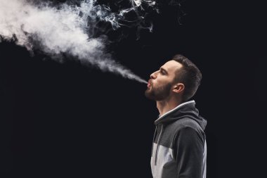 Vaping e-sigara duman siyah ile genç adam