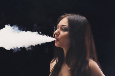 Genç kadın vaping e-sigara duman siyah closeup ile