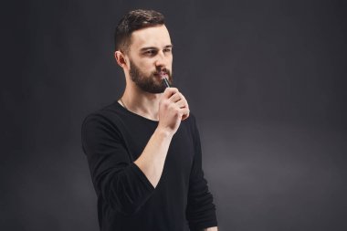 Vaping e-sigara siyah genç adam