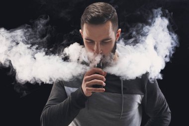 Vaping e-sigara duman siyah ile genç adam