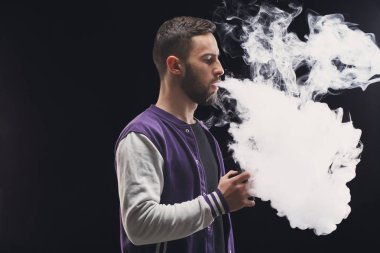 Vaping e-sigara duman siyah ile genç adam