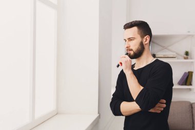 Vaping e-sigara beyaz genç adam