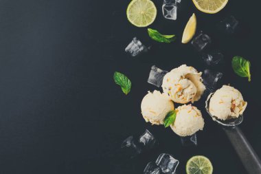 Siyah arka plan üzerine buzlu dondurma kaşık toz