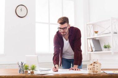 mimar ofis planı üzerinde çalışıyor