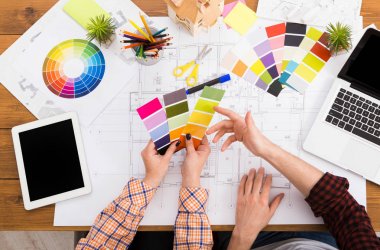 Pantone renk örneği ile iç tasarımcılar ekip çalışması