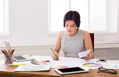 İş kadını okuma belgeyi office masaüstü