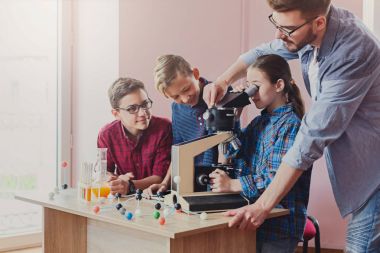 Eğitim kaynaklanıyor. Laboratuvar kimyasal deney