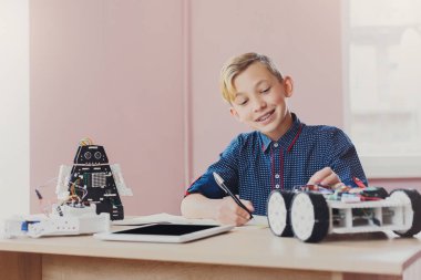 Eğitim kaynaklanıyor. Robotik proje oluşturma mockup