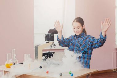 Deneme yapıyor kız laboratuvar azot ile