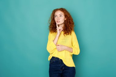 Yukarı doğru seyir dalgın genç kadın