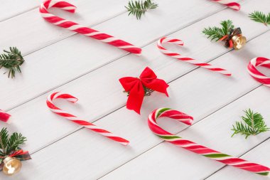 Şeker ve ahşap üzerine küçük toplar ile Noel arka plan