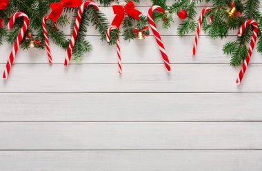 Şeker ve köknar ağacı ahşap sınırında Noel arka plan