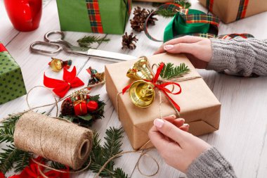 Hediye. Modern Noel hediyesi kutularına ambalaj