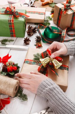 Hediye. Modern Noel hediyesi kutularına ambalaj