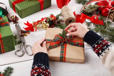 Hediye. Modern Noel hediyesi kutularına ambalaj