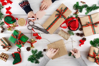 Yaratıcı hobi. Modern el yapımı Noel hediyesi kutu yapma