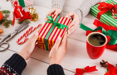 Hediye. Modern Noel hediyesi kutularına ambalaj