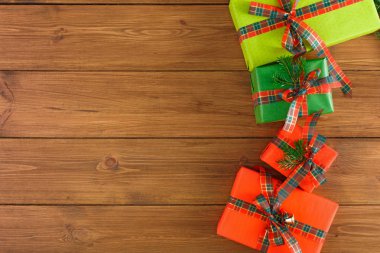 Noel hediye kutuları, ahşap masa arka plan üzerinde Üstten Görünüm.