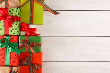 Noel hediye kutuları, ahşap masa arka plan üzerinde Üstten Görünüm.