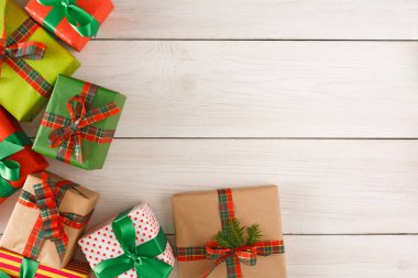 Noel hediye kutuları, ahşap masa arka plan üzerinde Üstten Görünüm.