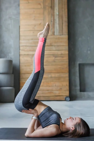 Junge attraktive Frau praktiziert Yoga — Stockfoto