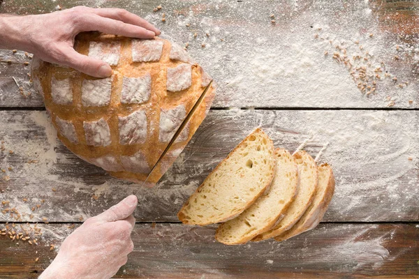 Fırın kavramı arka plan. Ekmek ekmek dilimleri kesme eller