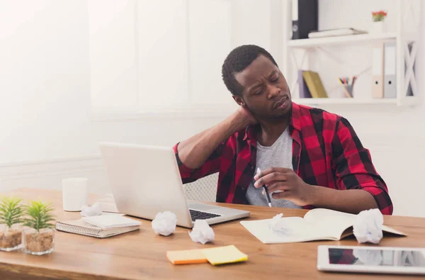 Hombre de negocios negro sobrecargado de trabajo en oficina informal, trabajo con computadora portátil —  Fotos de Stock