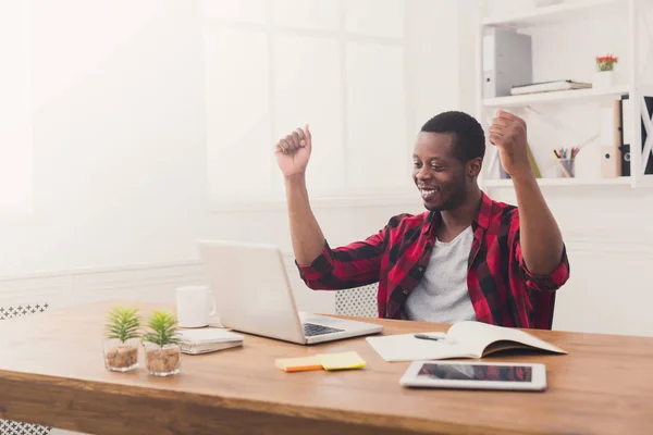 Happy businessman win. Winner, black man in office — Stock Photo, Image