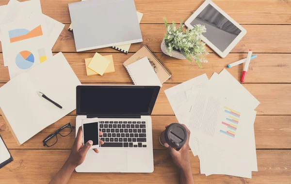 Afrikalı-Amerikalı işadamı iş, Masa üstü görünümü