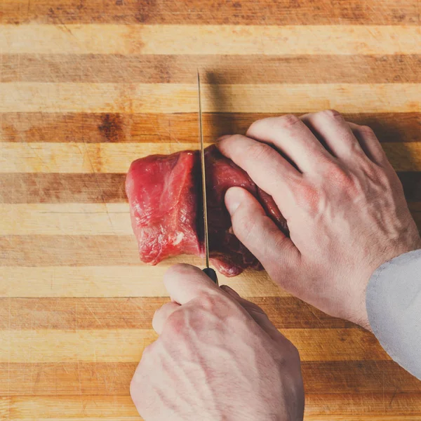 Şef kesme fileto mignon adlı restoran mutfak ahşap tahta üzerinde