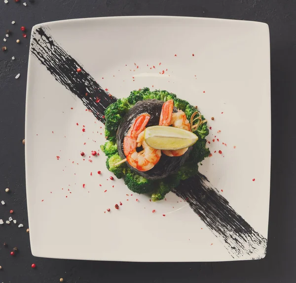 Modern restaurang mat. Dorado filé i nori med räkor — Stockfoto