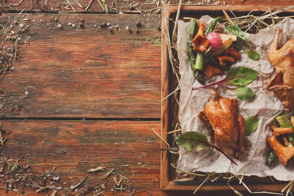 Modern restaurang mat. Vaktlar bakat med sparris och chantere — Stockfoto