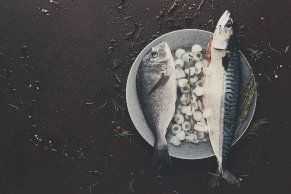 Färsk makrill på träskiva på svart bakgrund — Stockfoto