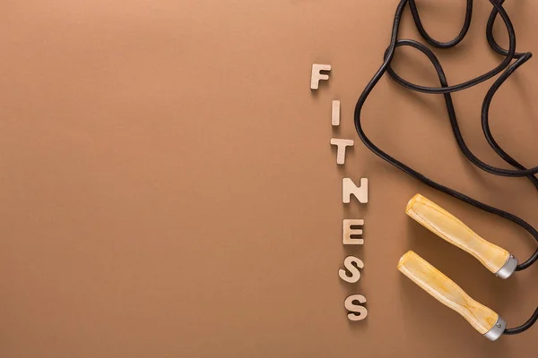 Fitness, skákání přes švihadlo na černém pozadí — Stock fotografie