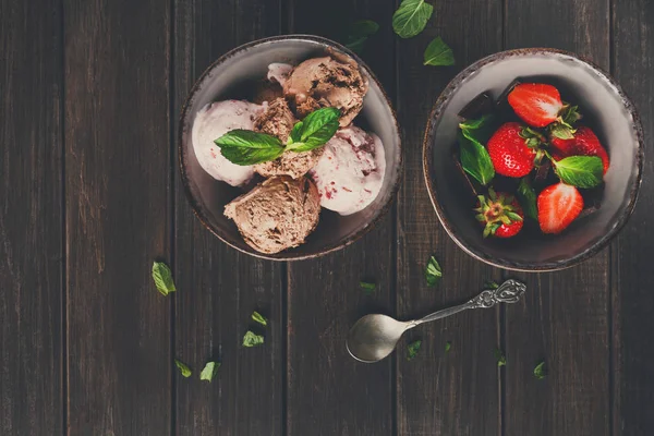 Dondurma ve ahşap üzerine çilek bölümünü