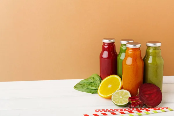 Assortiment van detox smoothies in glazen flessen op de muur achtergrond. — Stockfoto