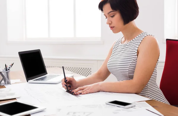 Geschäftsfrau arbeitet im Büro am Laptop — Stockfoto