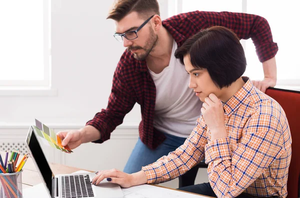 Un par de jóvenes diseñadores trabajando en una oficina moderna — Foto de Stock