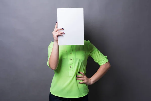 Jonge vrouw met leeg Witboek gezicht — Stockfoto