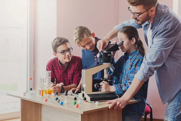 Eğitim kaynaklanıyor. Laboratuvar kimyasal deney