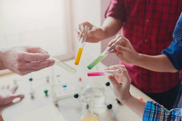 Žáci dělají výzkum biochemie, představec vzdělání — Stock fotografie